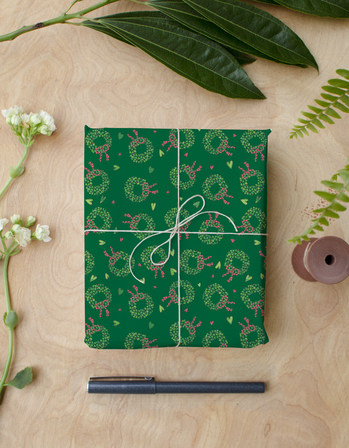 Holiday Wreath Wrapping Paper & Gift Tag Set
